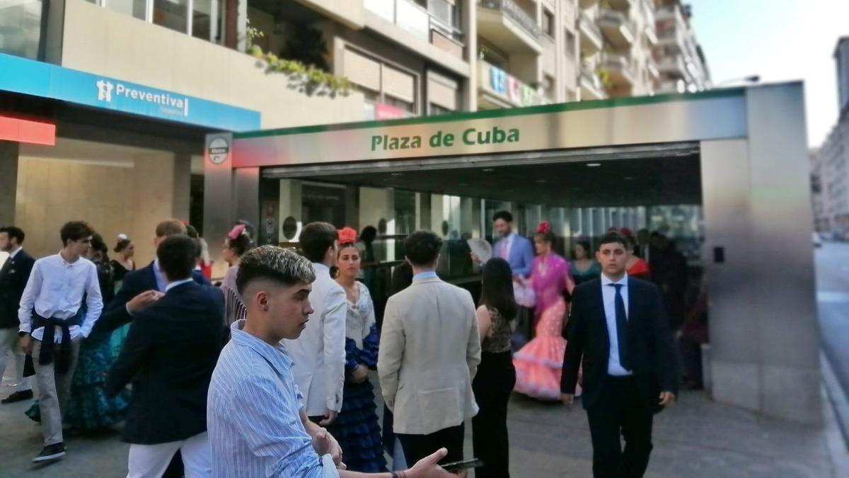 Diferentes personas se acumulan en la boca de metro de la Plaza de Cuba