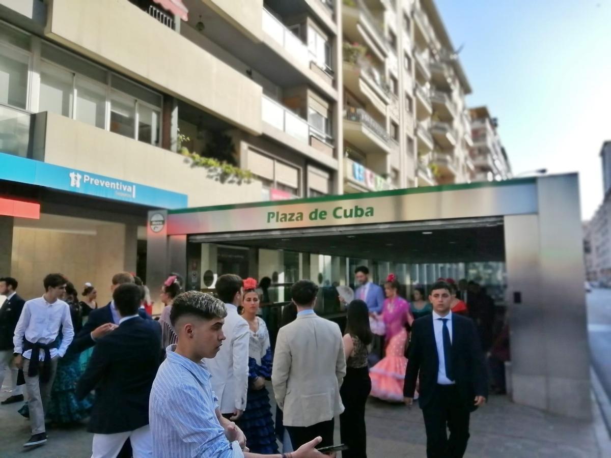 Diferentes personas se acumulan en la boca de metro de la Plaza de Cuba