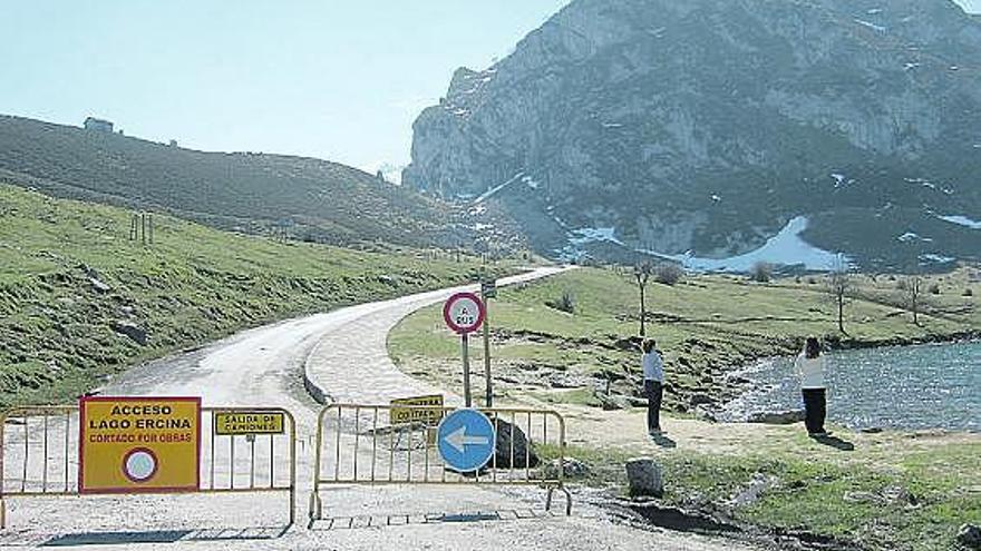 La carretera al lago La Ercina, cortada por las obras de construcción del aparcamiento de La Tiese.