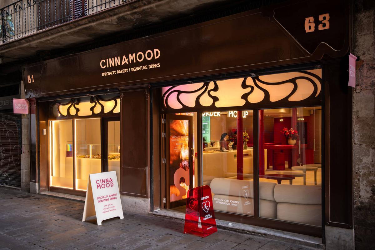 Fotografía exterior de la nueva tienda Cinnamood Barcelona que vende 'cinnamon rolls' en el Born
