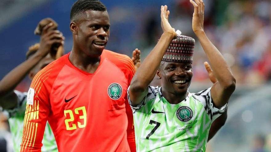 Francis celebra con Musa el triunfo de Nigeria ante Islandia.