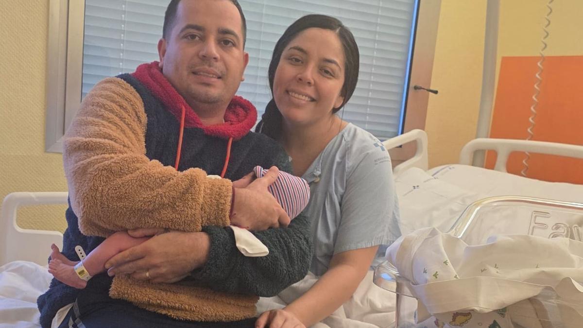Javier Mauricio Cobos y Jennifer Caterine Rivera con el pequeño Iker Mauricio Cobos en el hospital de Jarrio.