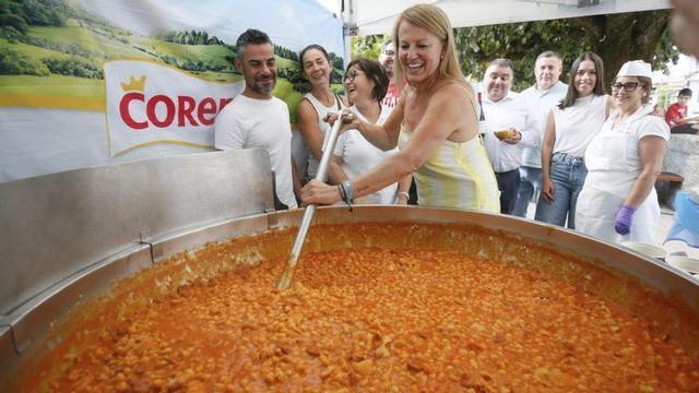 La alcaldesa de Salceda revuelve la olla, ayer, durante la presentación de la fiesta.