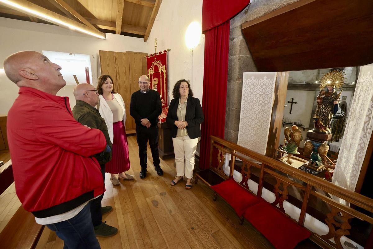 Do Campo, á dereita, durante a visita ao santuario de Muxía.