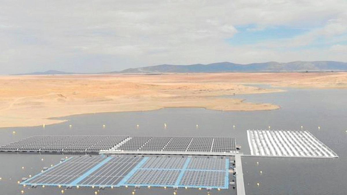 Una planta fotovoltaica solar flotante de Acciona en Extremadura.