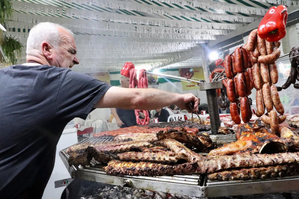 El alumbrado del recinto portuario abrió la feria torrevejense, con décadas de historia y que atrae a miles de visitantes hasta el próximo domingo