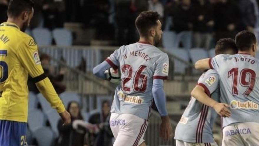 Los jugadores del Celta celebran uno de los goles.