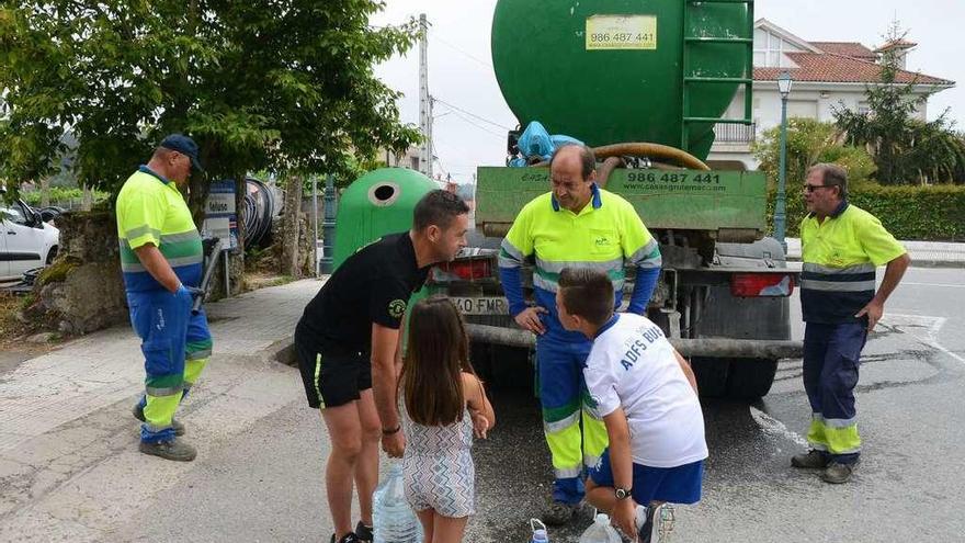 Un camión cisterna con agua en Beluso durante la avería en la red de Pontevedra en verano. // G.Núñez