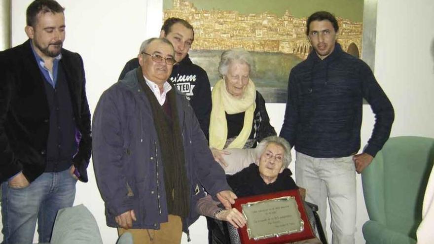 Matilde García con los miembros del Ayuntamiento de Salce y su hija.
