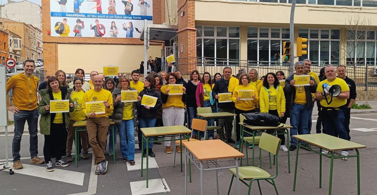 Protesta del Lacetània al mig de les Bases amb pupitres i cadires