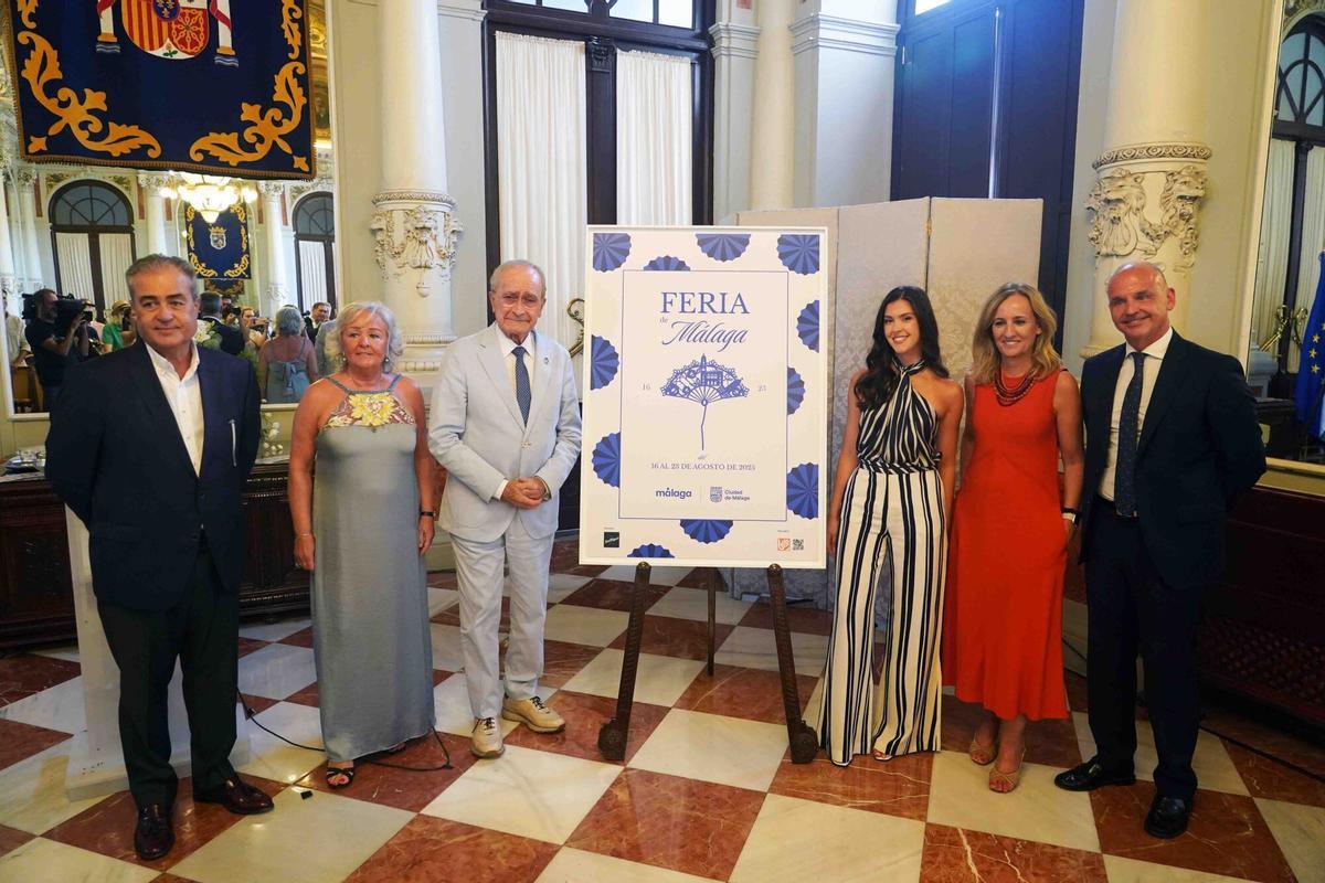 MLG 22-07-2025.- El alcalde de Málaga, Francisco de la Torre; y la concejala delegada de Servicios Operativos, Playas y Fiestas, Teresa Porras, presentan el cartel de la Feria de Málaga 2025, junto a la autora Sara González