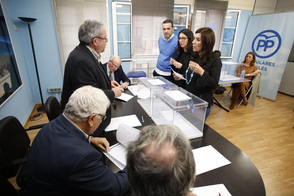 Carmen Maniega Vota en las primaras del PP en la sede de Avilés.