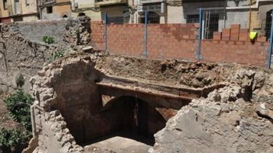 En primer terme, els arcs que hi ha sota el Remei de Dalt. A l&#039;esquerra, l&#039;arc que podria ser medieval.