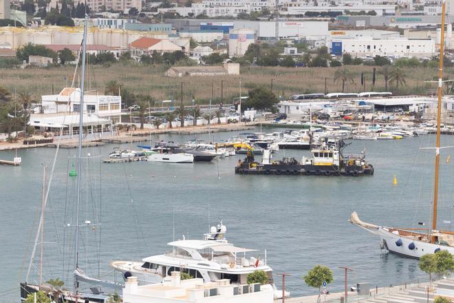 Dragado en pleno puerto de Ibiza