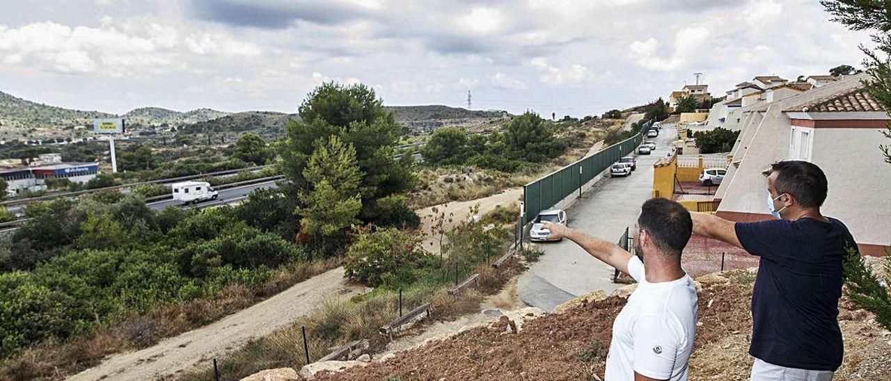 Dos vecinos muestran la cercanía de la AP-7 a sus casas, en Finestrat.