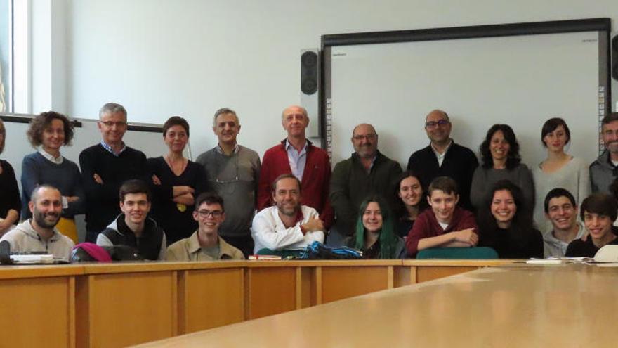 Estudiantes del STEMBach del IES A Sangriña con los tutores de sus proyectos de investigación.