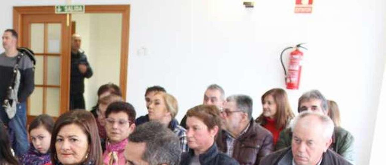 Asistentes al acto, celebrado en el salón de plenos.