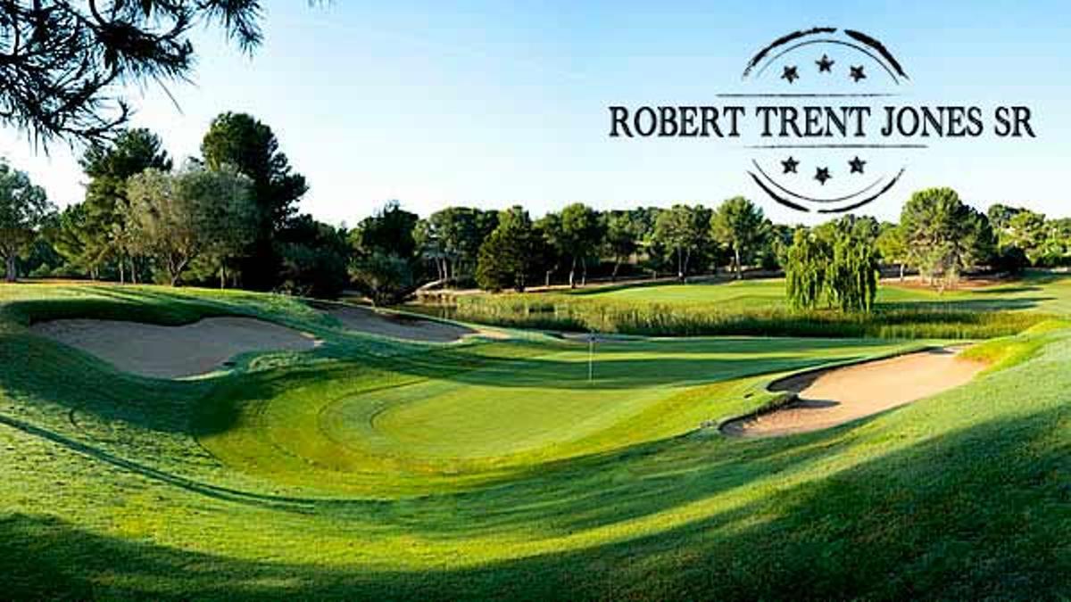 El Club de Golf El Bosque fue inaugurado en 1975 y es uno de los seis campos que el prestigioso diseñador –Robert Trent Jones Sr- firmó en España.