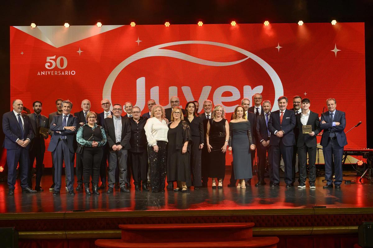 El equipo directivo de Juver junto a autoridades políticas.