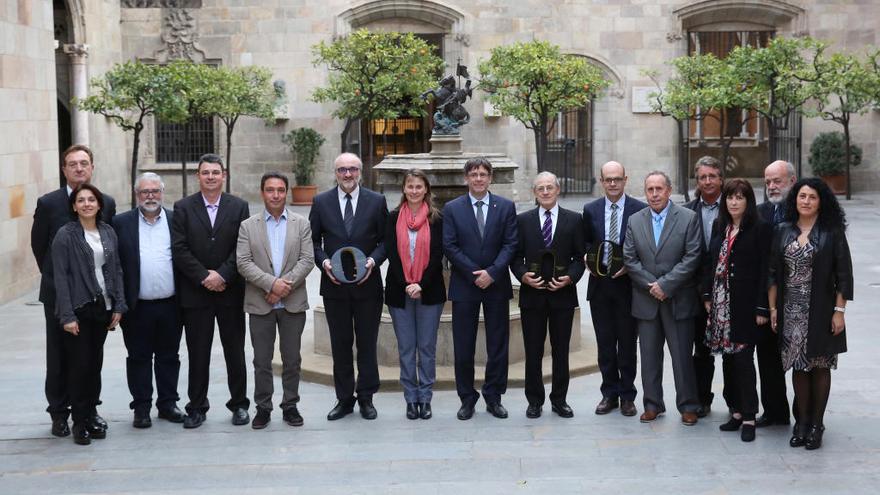 Puigdemont i Serret, amb representants de les DOP i els guardonats.