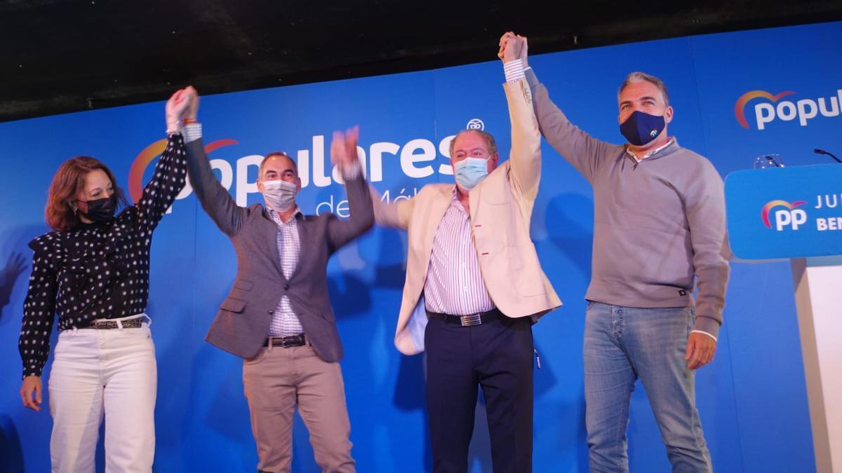 Patricia Navarro y Elías Bendodo arropan a Juan Antonio Lara y Enrique Moya.