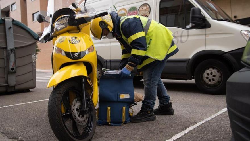 Un cartero reparte con mascarilla