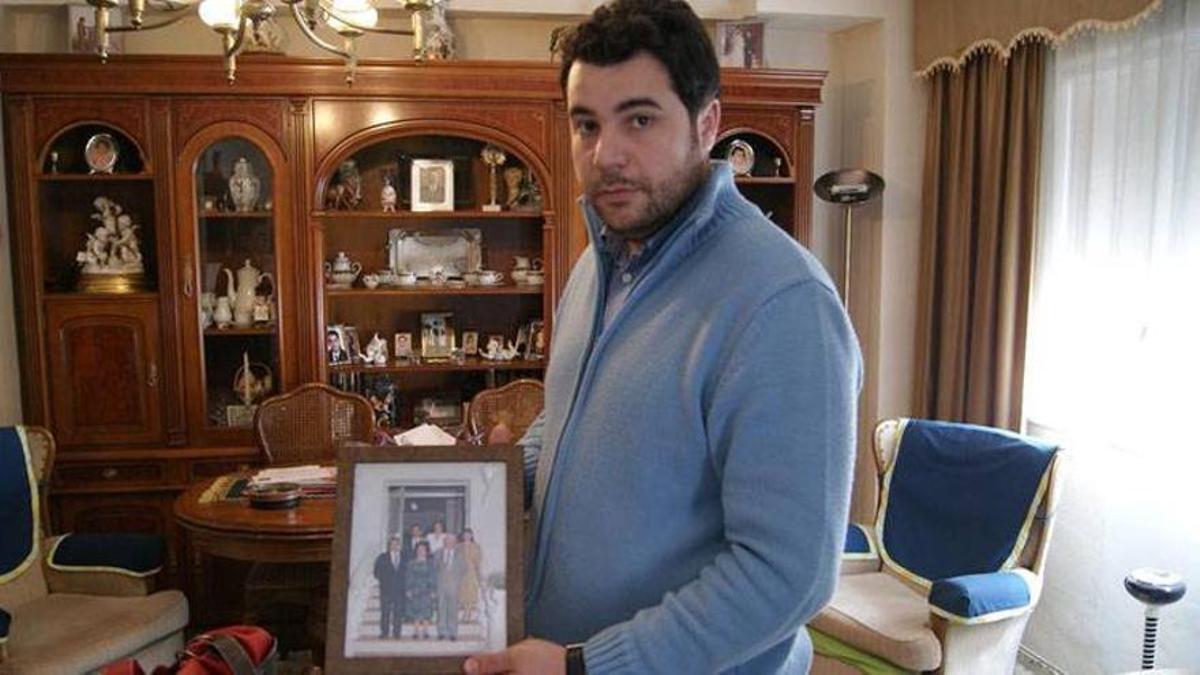 El nieto de Antonio Chacón muestra una fotografía de familia.