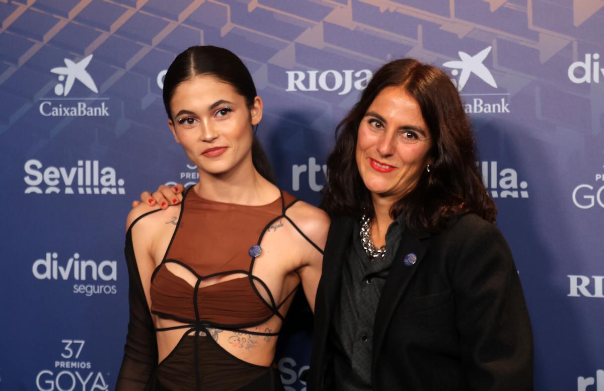 Elena López Riera con Luna Pamies, actriz de "El agua"