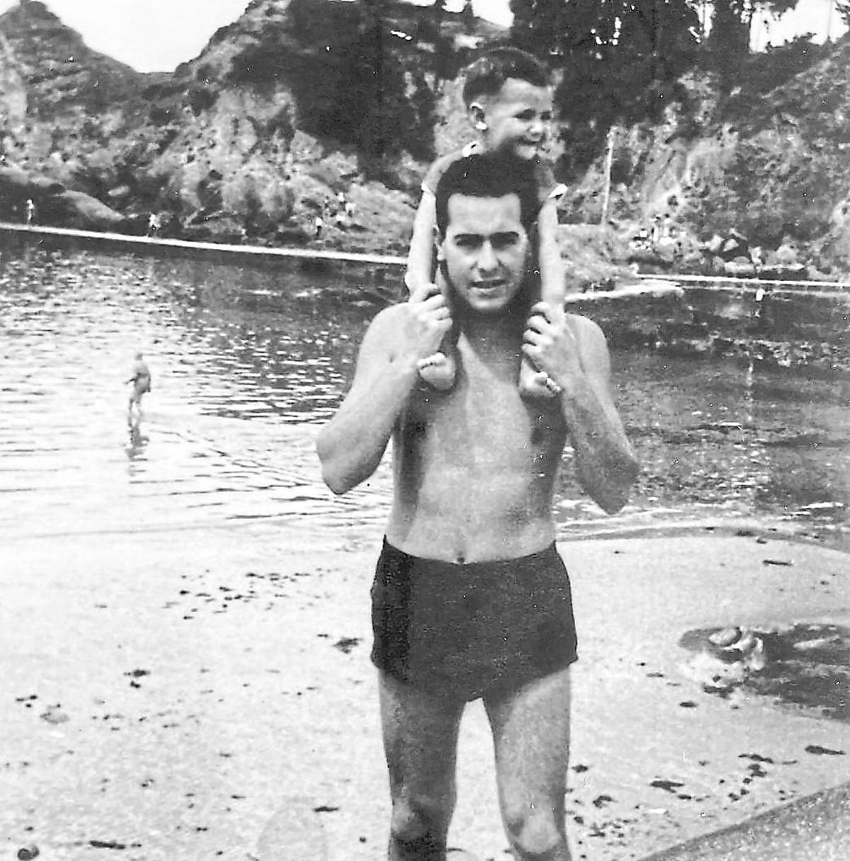 La Ciudad que Viví: Manuel Crespo Díaz, con su padre en la playa de Santa Cruz.