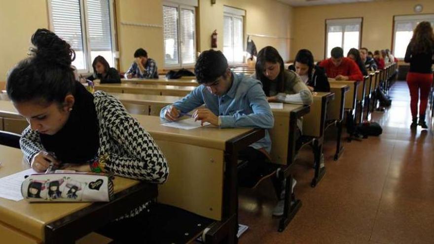 Una profesora supervisa la celebración de un examen en la Facultad de Formación del Profesorado y Educación de la Universidad de Oviedo.