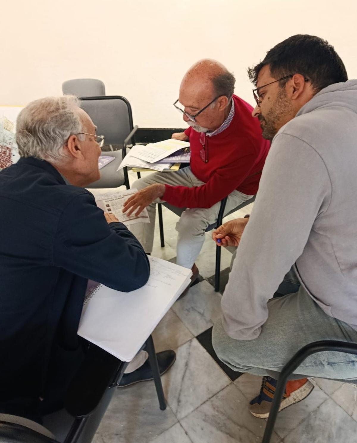 Vecinos y técnicos durante una de las sesiones de consulta. | E. D.