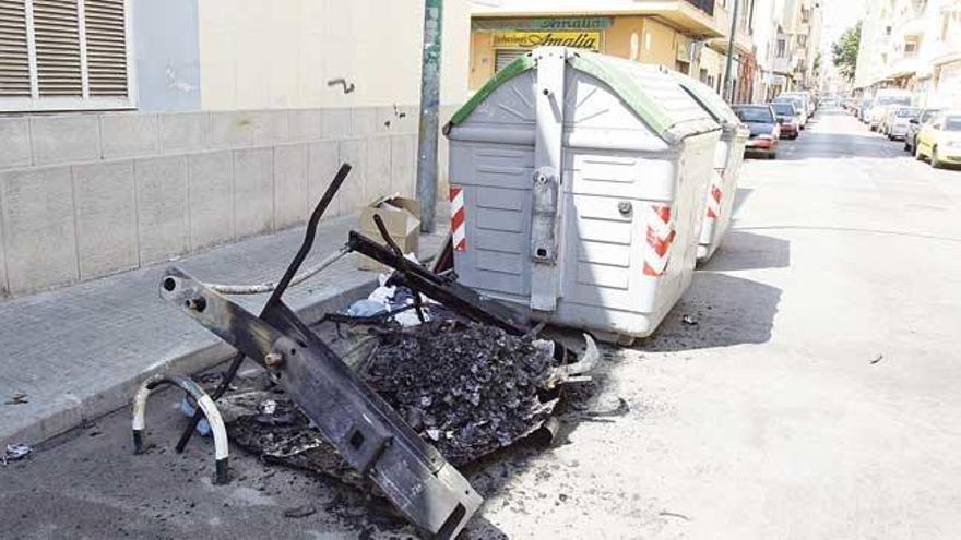 Un incendio en un contenedor causa daños en la fachada de un edificio en Son Gotleu