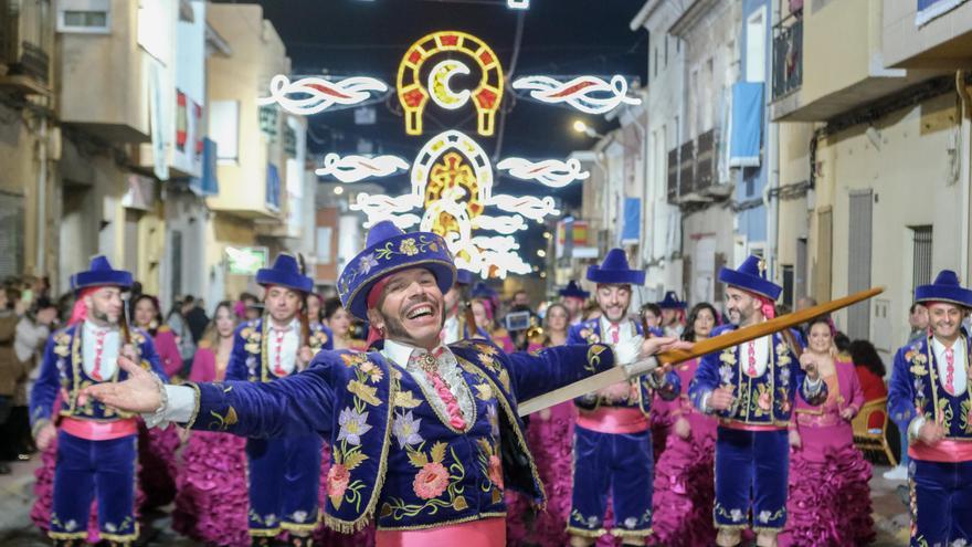 Así ha sido el desfile general de comparsas de las fiestas de Monforte del Cid