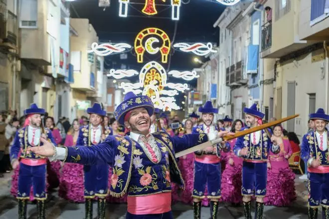 Así ha sido el desfile general de comparsas de las fiestas de Monforte del Cid