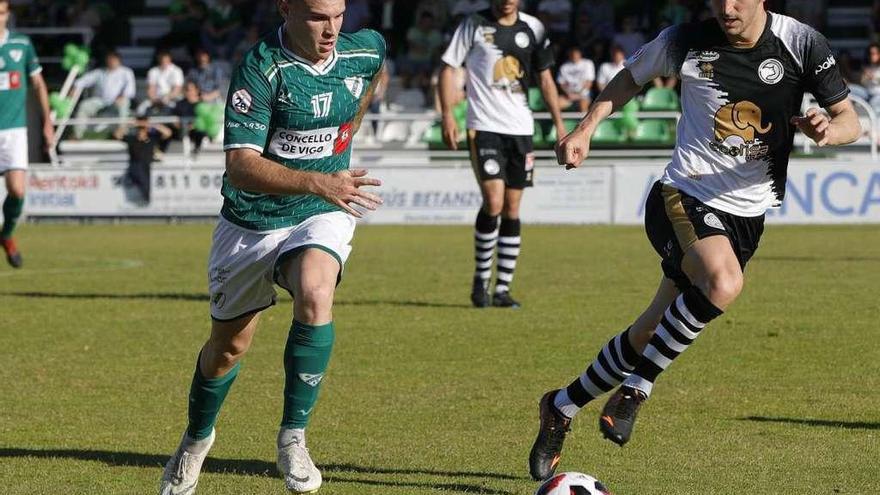 Santi Samanes, del Coruxo, conduce el balón ante la presión de un jugador del Unionistas en el partido de ayer. // Ricardo Grobas