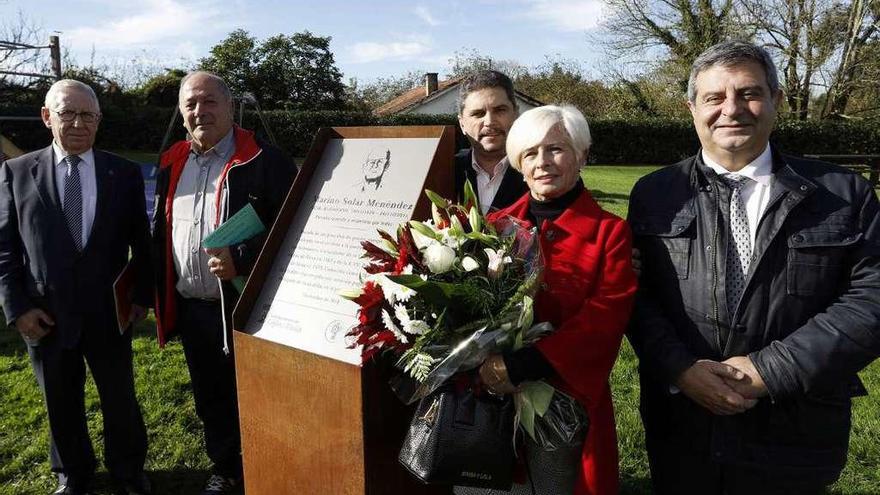 Por la izquierda, Manuel Arrieta, Armando Solar, Toño Migoya, Mari Paz Solar y Esteban Aparicio, ante el monolito.