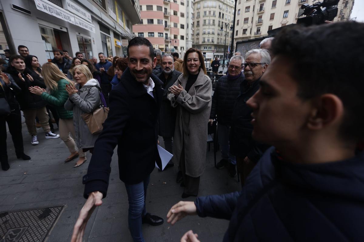 Bielsa presenta su candidatura de forma oficial en València