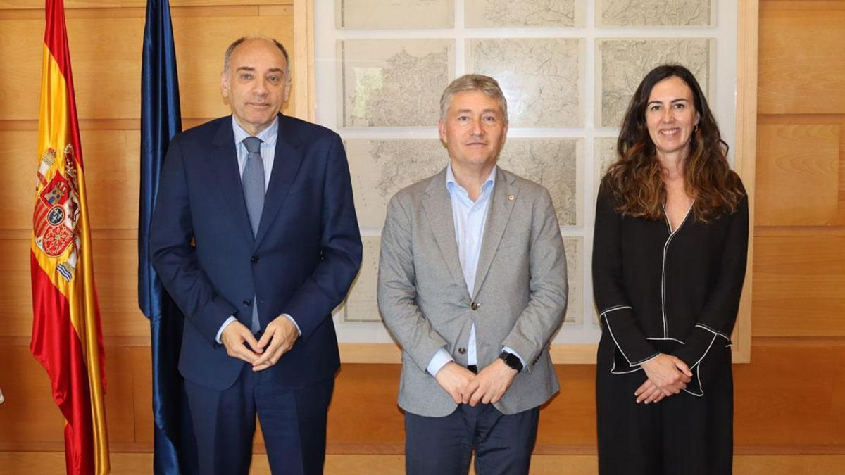 El director de Fundación Eroski, Alejandro Martínez Berriochoa; el rector de la Universidade de A Coruña, Ricardo Cao; y la  directora de Comunicación y Sostenibilidad de Vegalsa-Eroski, Gabriela González, esta mañana en la firma de la renovación.