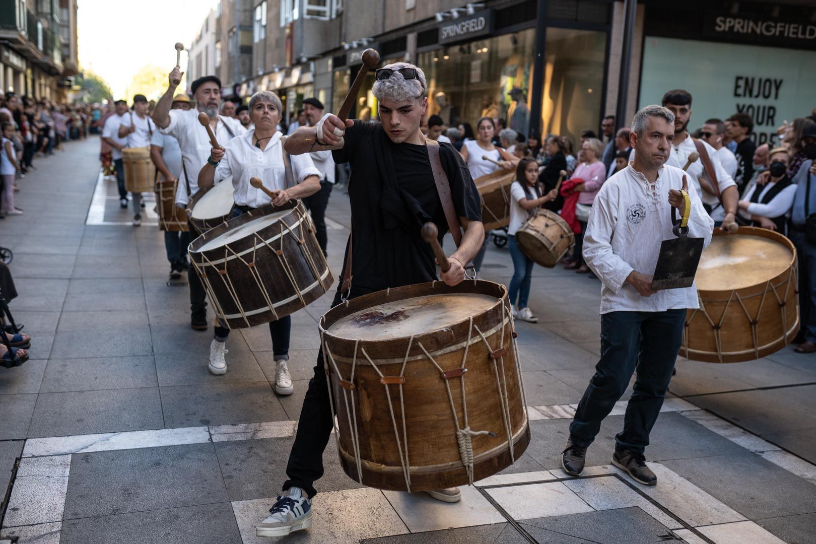 GALERÍA | Las mascaradas llenan de color y alegría el centro de Zamora