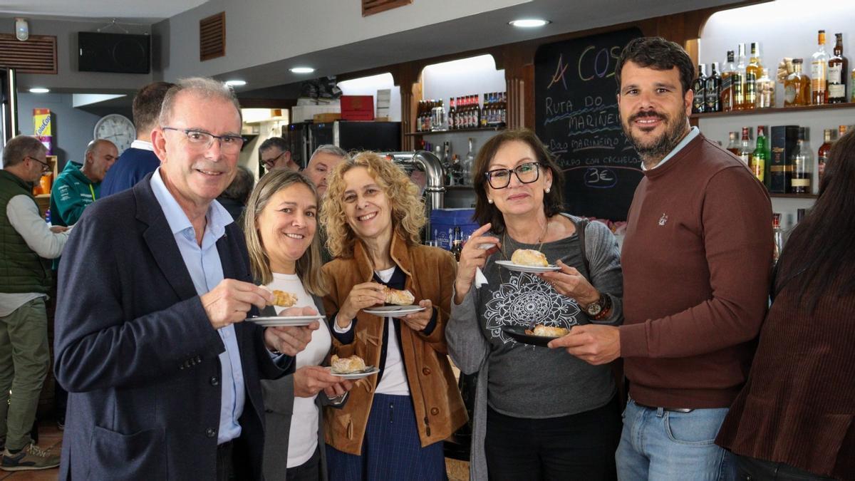 El alcalde, en primer término, y concejales del Gobierno local posan con unos pinchos.