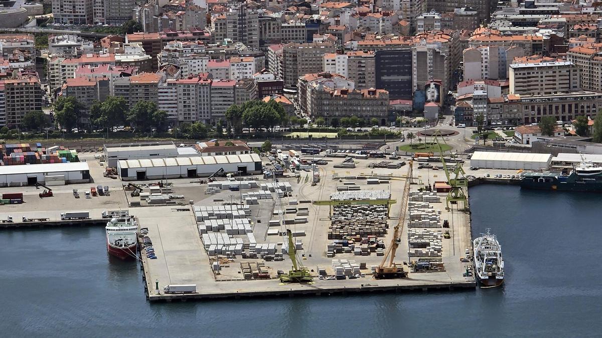 Bloques de granito en el muelle transversal del puerto de Vigo.