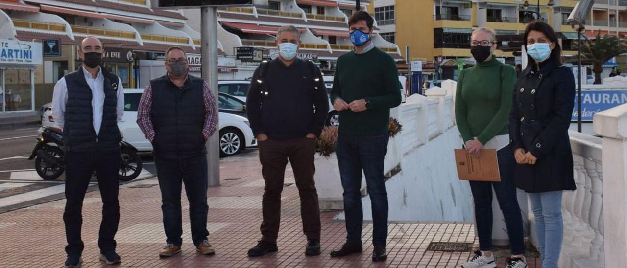 Emilio Navarro (tercero por la derecha) con representantes de la empresa y concejales del gobierno municipal.