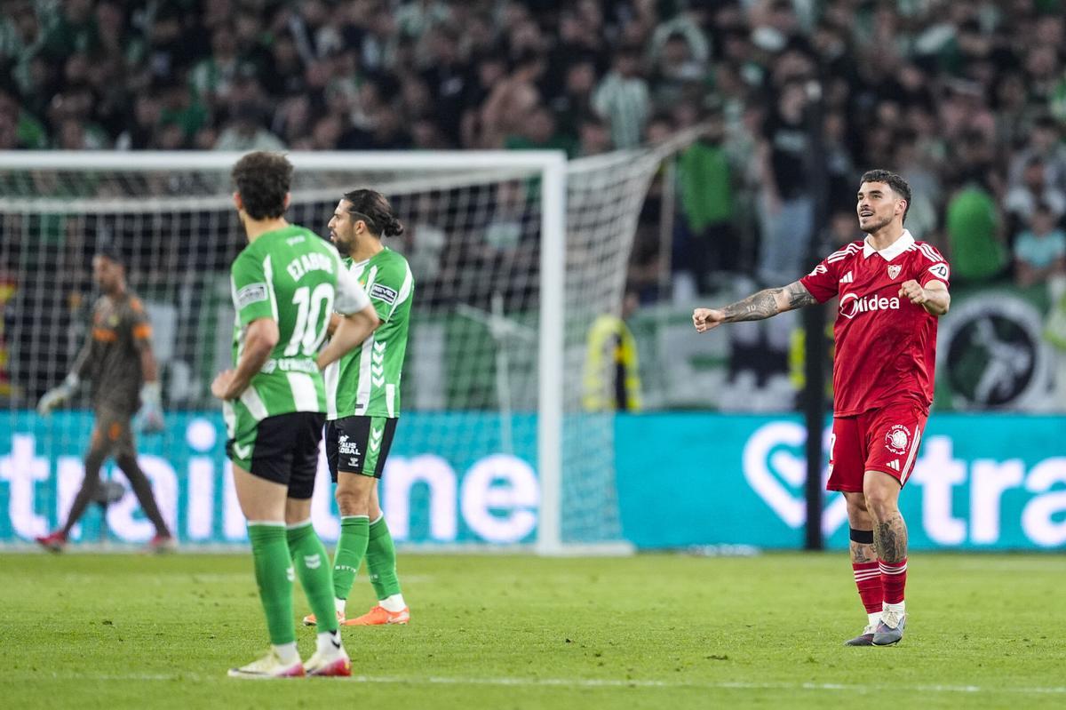 Isaac Romero celebra un gol durante el partido de LaLiga EA Sports disputado entre el Real Betis y el Sevilla FC en el estadio La Cartuja