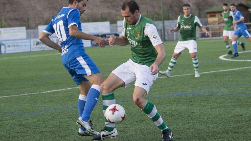 Jaime, del Covadonga, a la izquierda, disputa un balón con Diego, del Llanes.