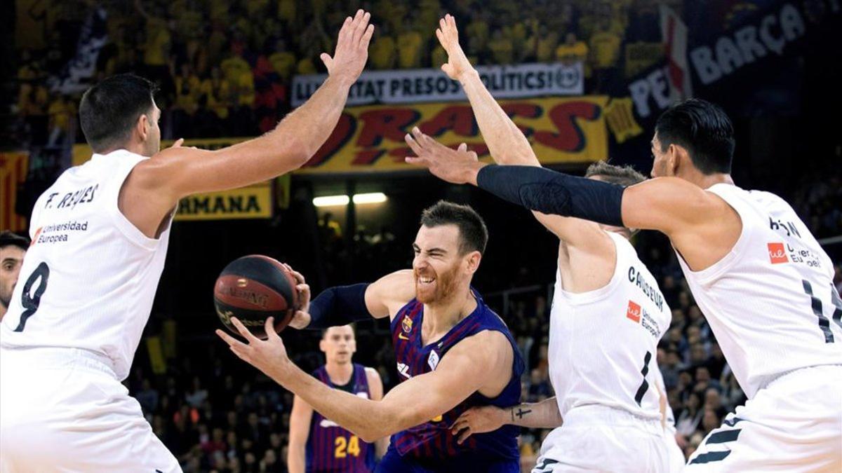 Víctor Claver, rodeado por una nube de jugadores blancos