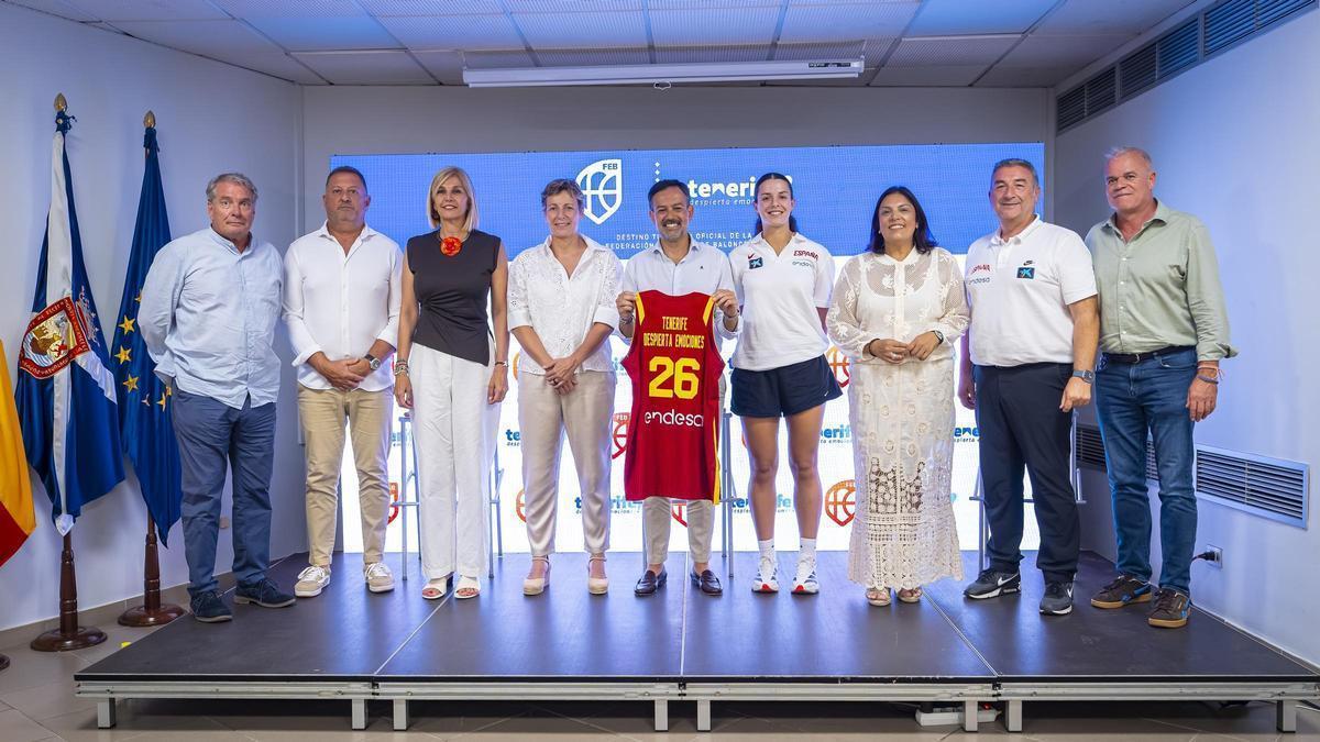 Responsables federativos, políticos locales, y una representación de la selección, tras la presentación del Torneo.