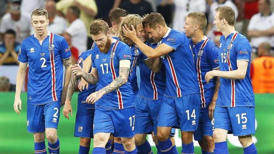 Los islandeses celebran uno de los goles ante Inglaterra.