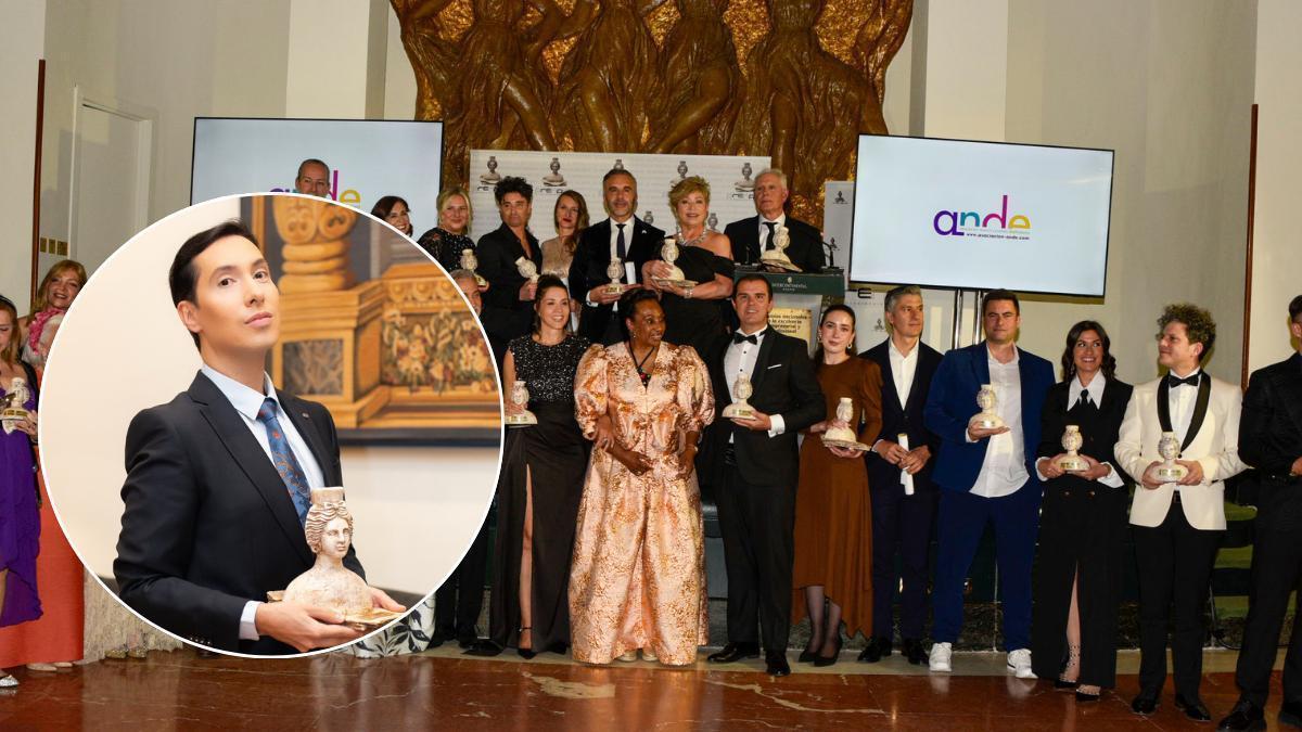 Foto de familia de los premiados y, en el círculo, el periodista cacereño Jesús Reyes