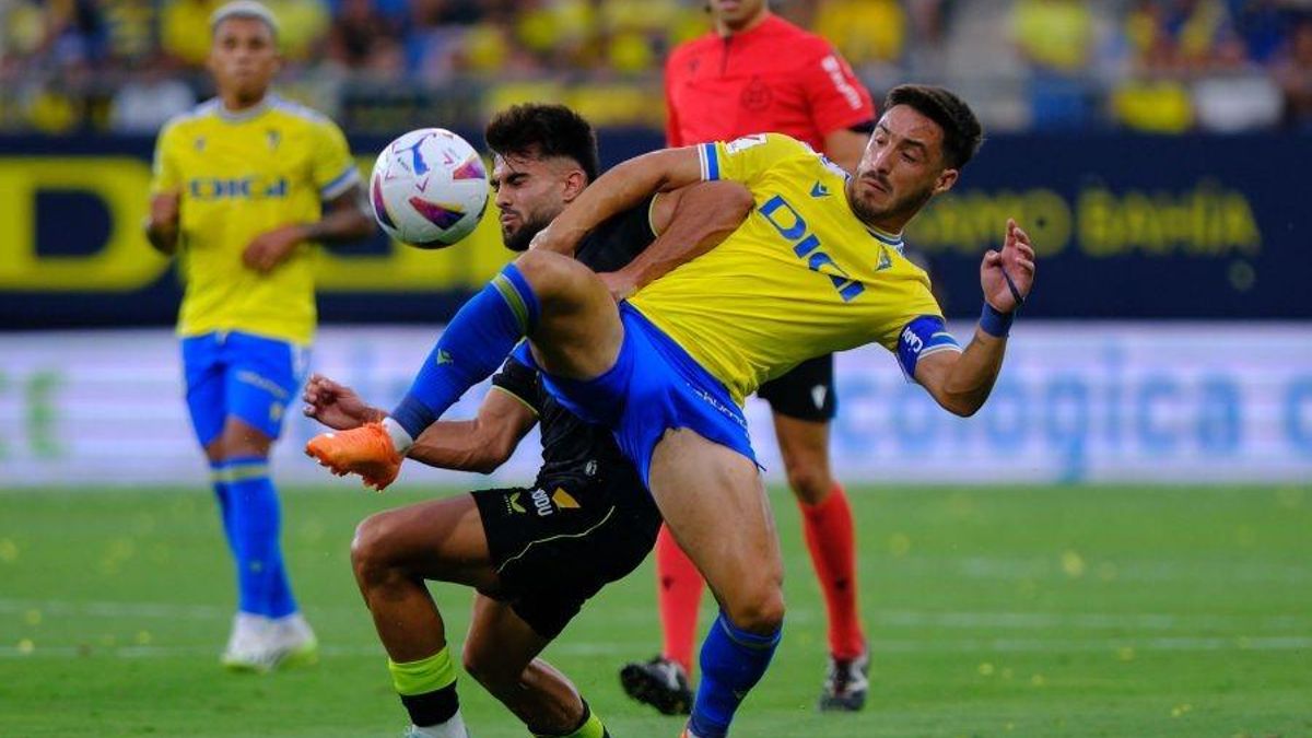 Arnau Puigmal, en un partido con el Almería ante el Cádiz en esta temporada.
