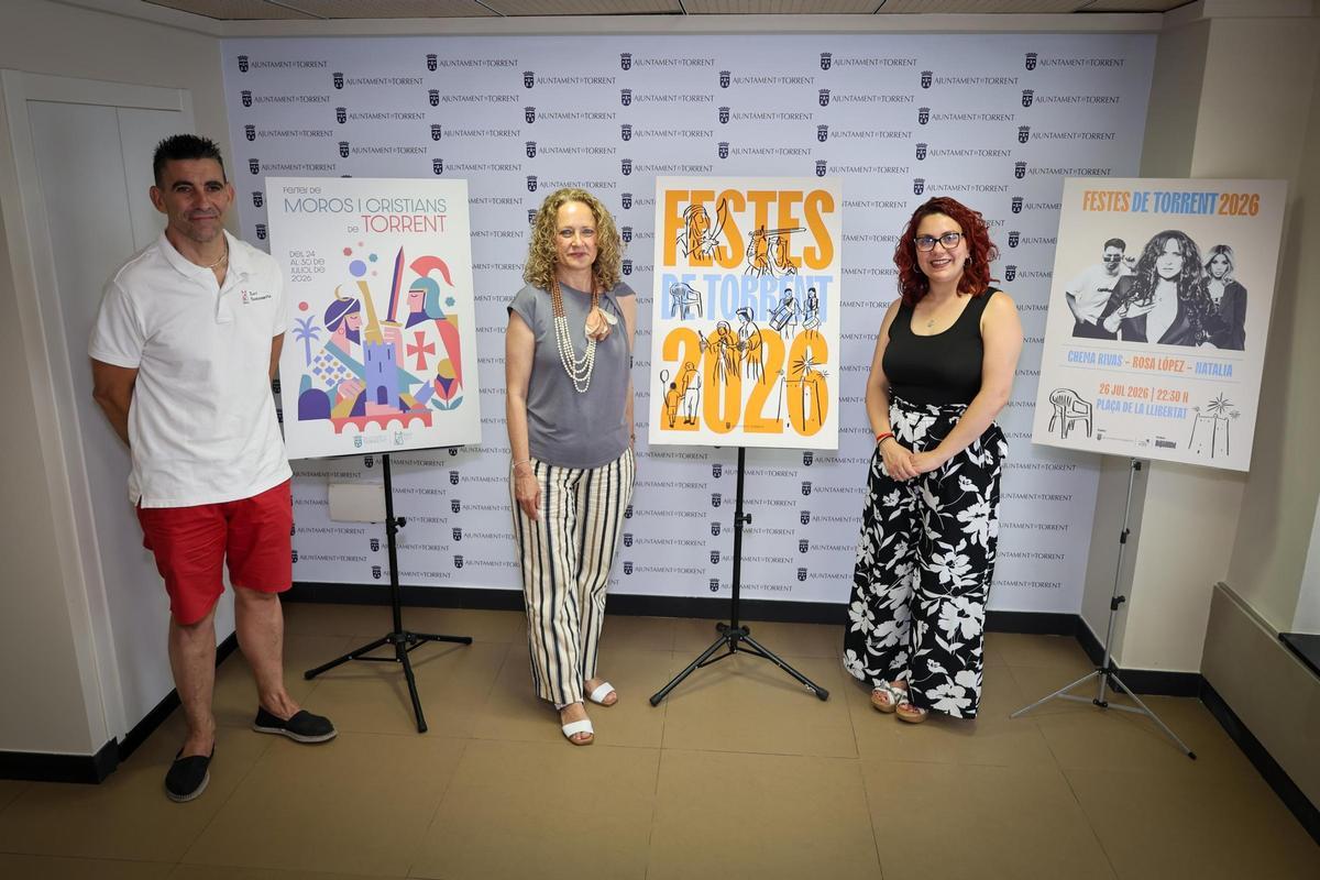 Amparo Folgado, María Fernández y Xavi Santamaría con el cartel de fiestas.